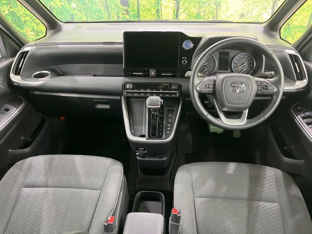 TOYOTA VOXY HYBRID 2023