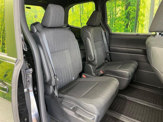 TOYOTA VOXY HYBRID 2023