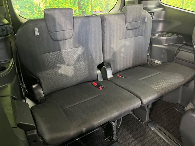 TOYOTA VOXY HYBRID 2023