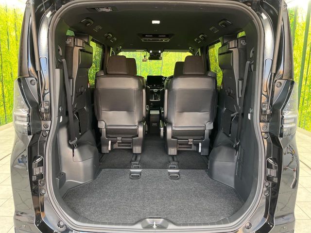 TOYOTA VOXY HYBRID 2023