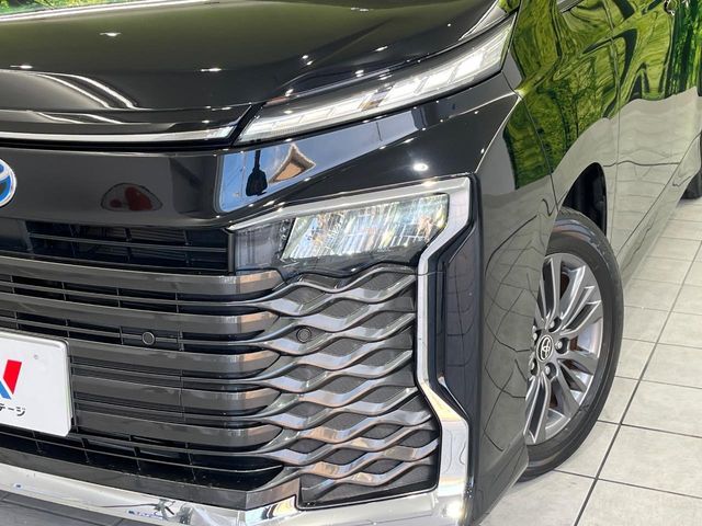 TOYOTA VOXY HYBRID 2023