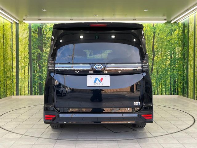 TOYOTA VOXY HYBRID 2023