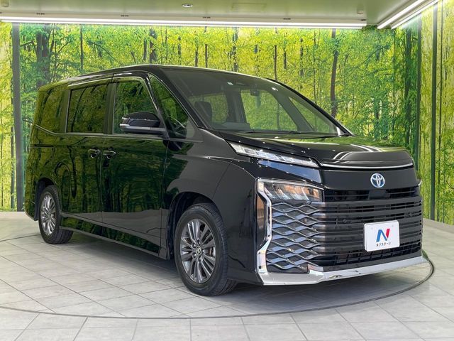 TOYOTA VOXY HYBRID 2023