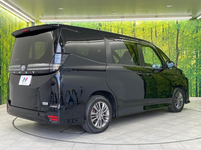 TOYOTA VOXY HYBRID 2023