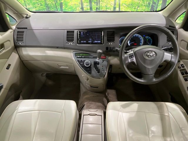 TOYOTA Isis 4WD 2011