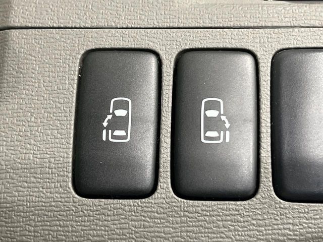 TOYOTA Isis 4WD 2011