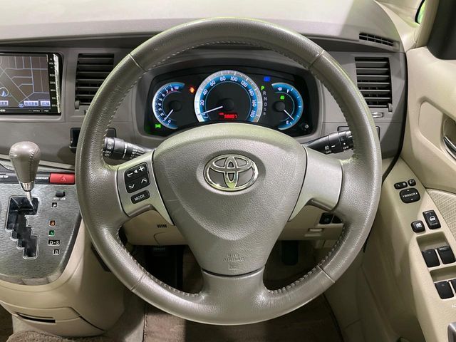 TOYOTA Isis 4WD 2011