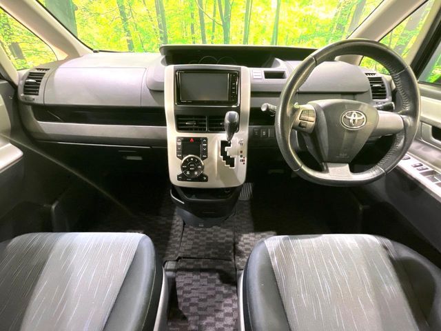 TOYOTA VOXY 2012