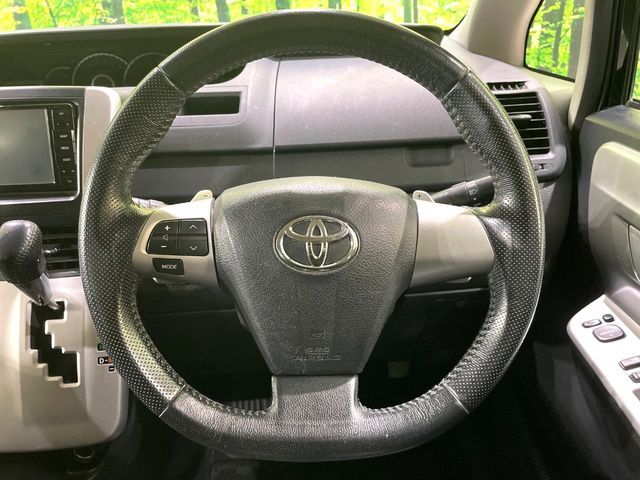 TOYOTA VOXY 2012