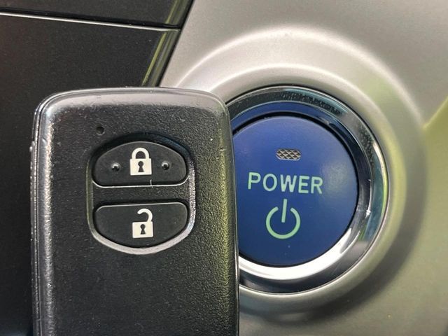 TOYOTA PRIUS Alpha 2013