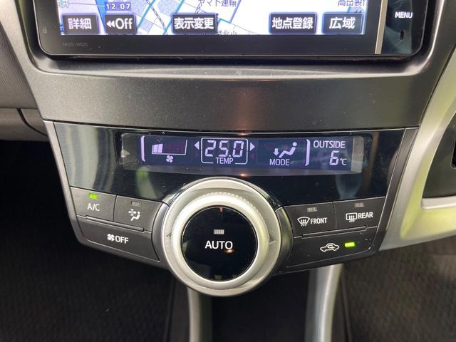 TOYOTA PRIUS Alpha 2013