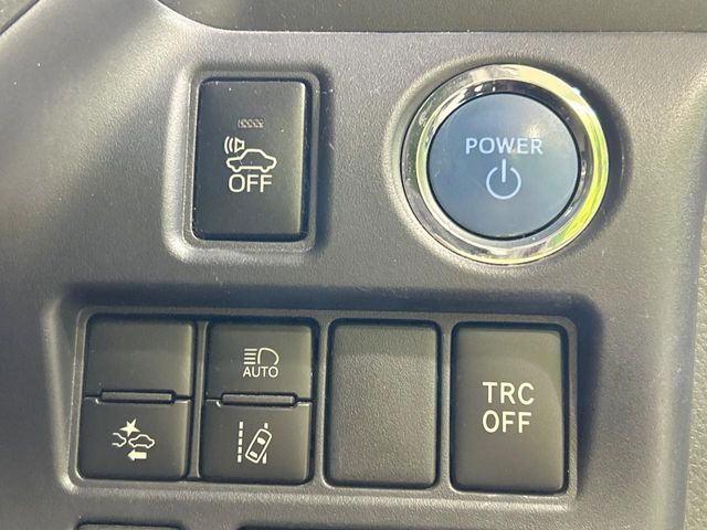 TOYOTA NOAH HYBRID 2016