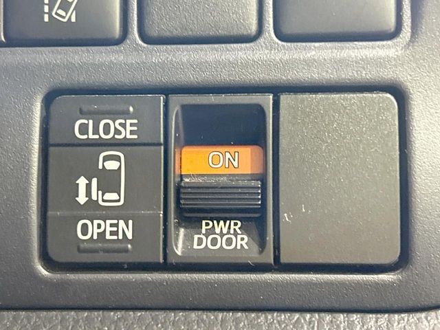 TOYOTA NOAH HYBRID 2016