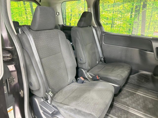 TOYOTA NOAH HYBRID 2016