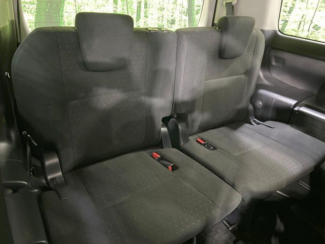 TOYOTA NOAH HYBRID 2016