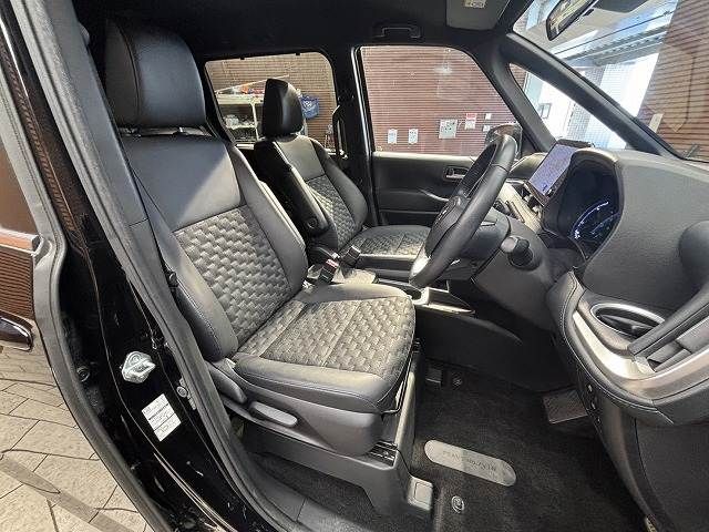 TOYOTA VOXY HYBRID 2022