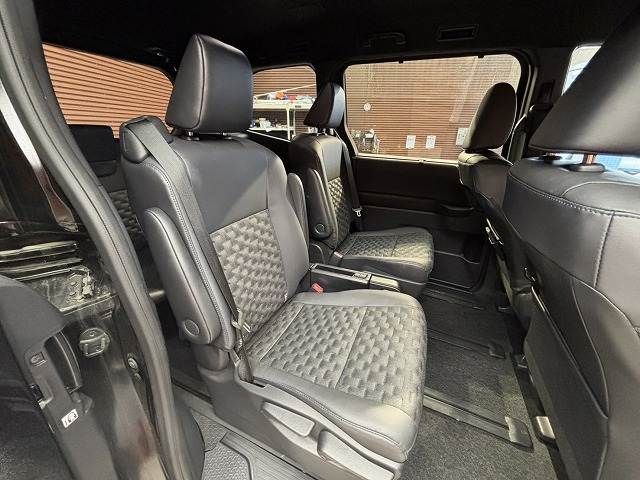 TOYOTA VOXY HYBRID 2022