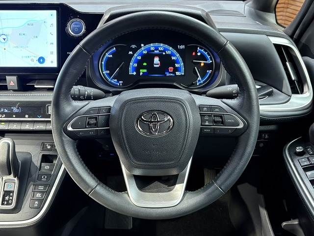 TOYOTA VOXY HYBRID 2022