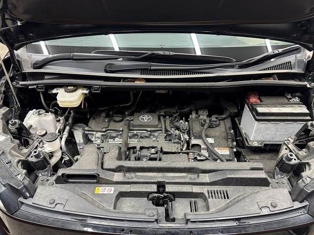 TOYOTA VOXY HYBRID 2022