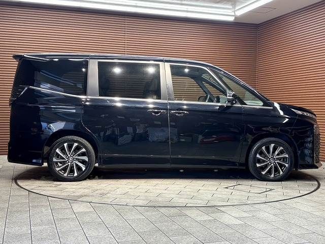 TOYOTA VOXY HYBRID 2022