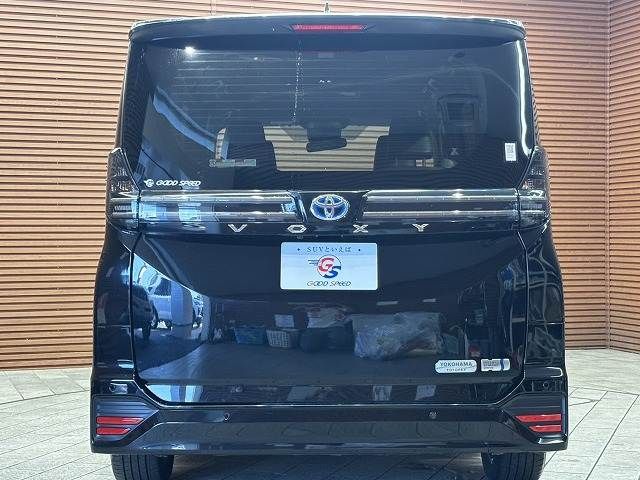 TOYOTA VOXY HYBRID 2022