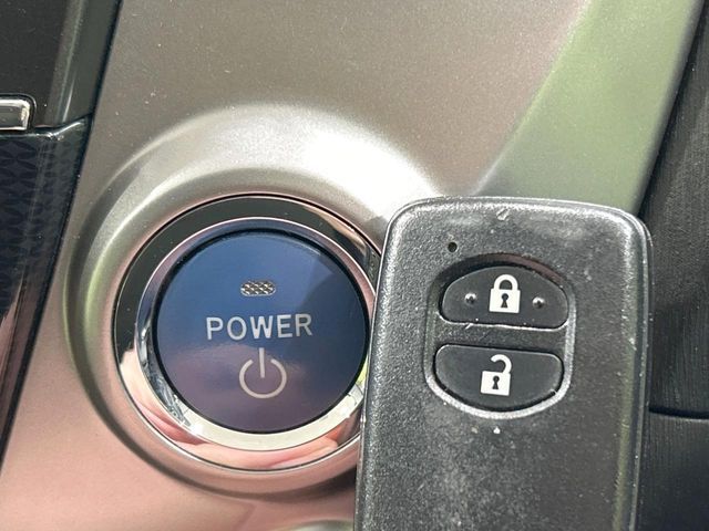 TOYOTA PRIUS Alpha 2015