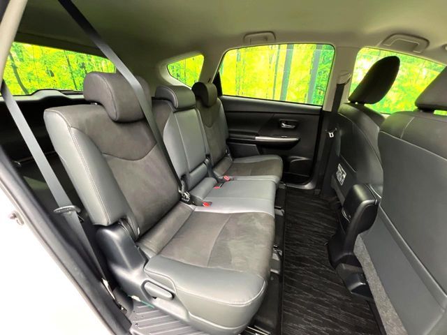 TOYOTA PRIUS Alpha 2015