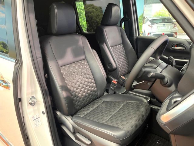 TOYOTA VOXY HYBRID 2023