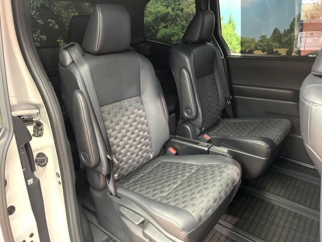 TOYOTA VOXY HYBRID 2023