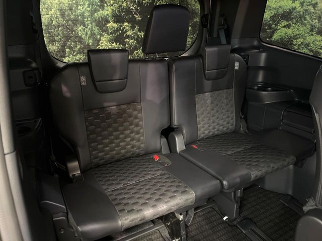 TOYOTA VOXY HYBRID 2023