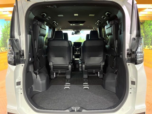 TOYOTA VOXY HYBRID 2023