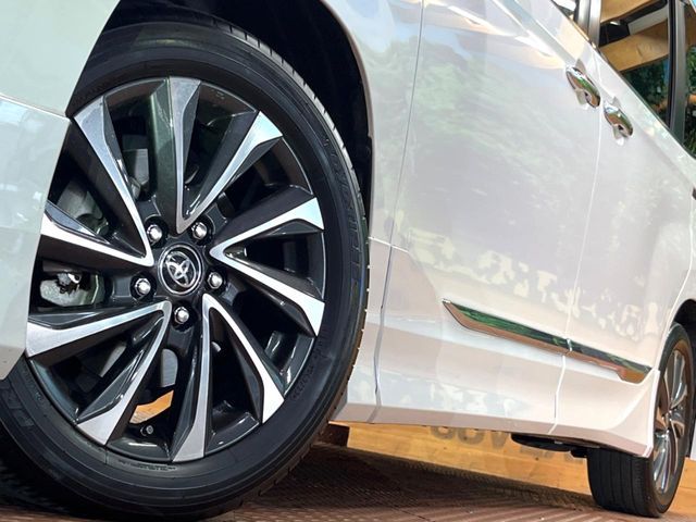 TOYOTA VOXY HYBRID 2023