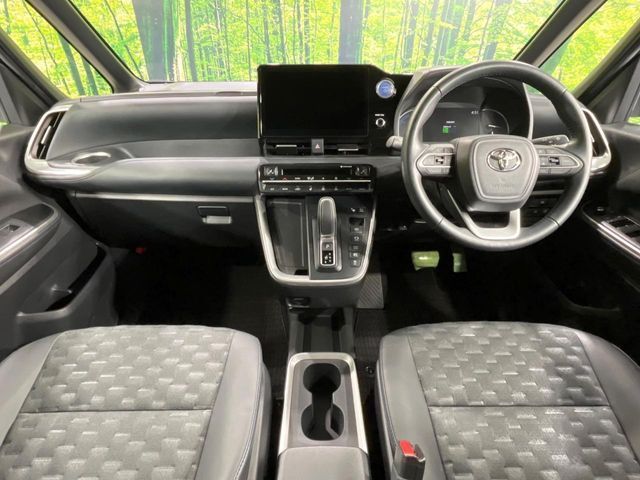 TOYOTA VOXY HYBRID 2022