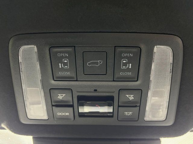 TOYOTA VOXY HYBRID 2022