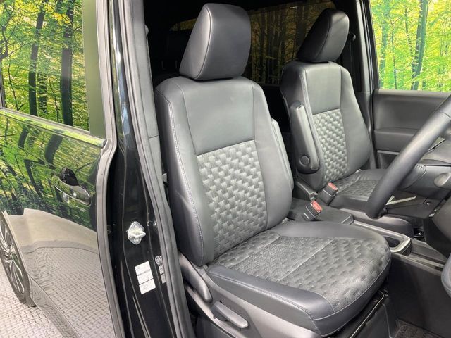 TOYOTA VOXY HYBRID 2022