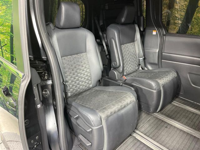 TOYOTA VOXY HYBRID 2022