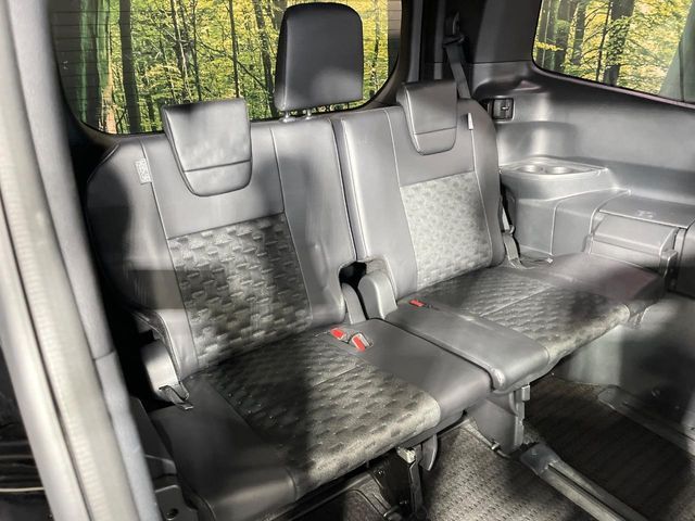 TOYOTA VOXY HYBRID 2022