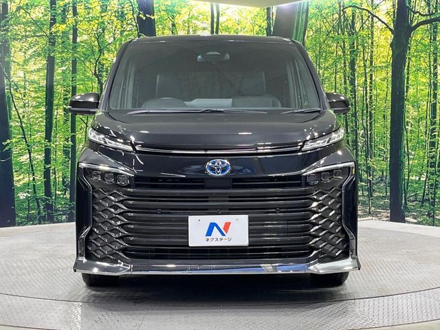 TOYOTA VOXY HYBRID 2022