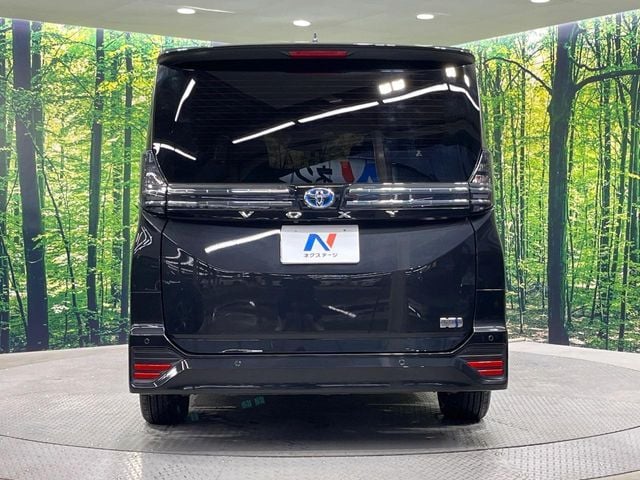 TOYOTA VOXY HYBRID 2022