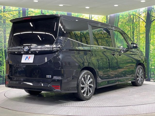 TOYOTA VOXY HYBRID 2022