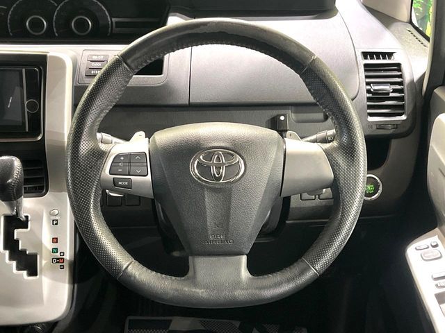 TOYOTA VOXY 2013