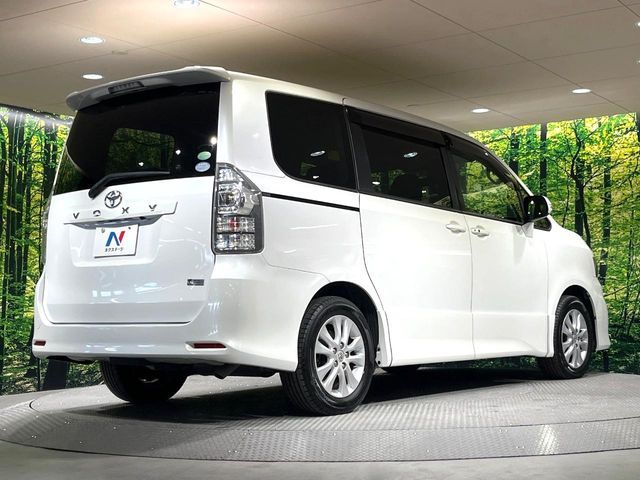 TOYOTA VOXY 2013