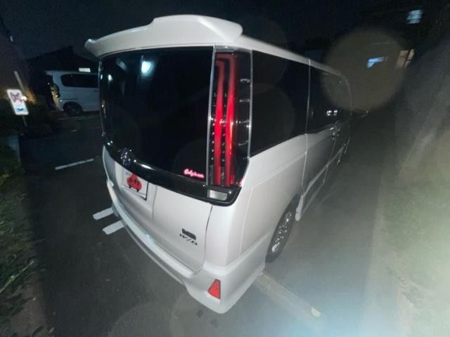 TOYOTA NOAH HYBRID 2018