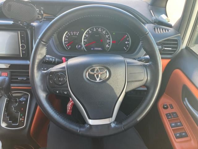 TOYOTA VOXY 2014
