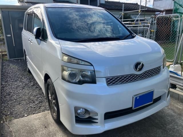 TOYOTA VOXY 2011