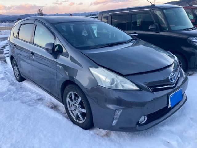 TOYOTA PRIUS Alpha 2011