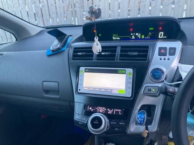 TOYOTA PRIUS Alpha 2011