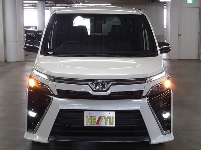 TOYOTA VOXY 2018