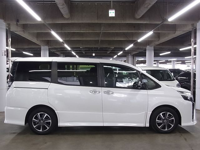 TOYOTA VOXY 2018