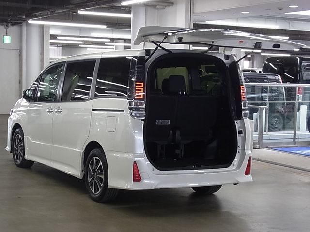 TOYOTA VOXY 2018